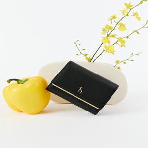 헤지스 액세서리 여성 [[25SS]] WIWA5E302BK [스테디셀러] 블랙 로고장식 소가죽 반지갑