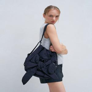 아떼 바네사브루노 액세사리 [[26SS]] AABA6E911BK [RUBAN(르봉)] 블랙 리본 백팩 겸 숄더백 S