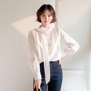 루디나 리본타이 어깨핀턱 뒷셔링 블라우스