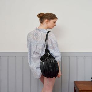 아떼 바네사브루노 액세사리 [[26SS]] AABA6E130BK [BONBON(봉봉)] 블랙 글로시 숄더백 겸 백팩 M