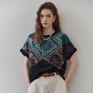 페이즐리 반다나 배색 라운드넥 티셔츠