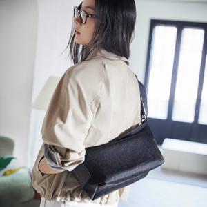 ACC Less Bag_2 스몰 나일론 크로스백 - 블랙 BE61D2M845