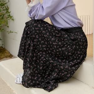 새틴배색플라워스커트 (정상가 79800원)