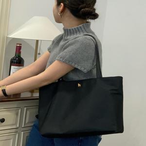 헤지스 액세서리 [[26SS]] HIBA6E911BK [스테디셀링백][SAVER] 블랙 나일론 퍼피 로고 와이드 숄더