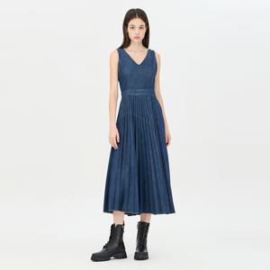 [본사] 브이넥 플리츠 절개 데님 원피스_SAOP07441BL