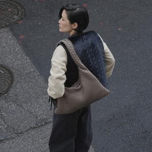 [정상가 168,000원] 텍스쳐드 호보 백 5컬러