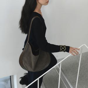 [정상가 159,000원] 커비 호보 스웨이드 백 브라운