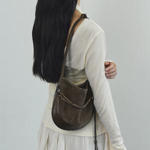 [정상가 129,000원] 커비 호보 백 스웨이드 미니 브라운