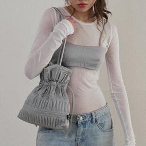 크링클 숄더백 그레이