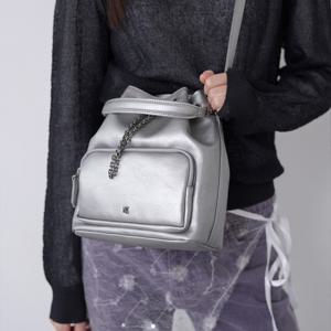 [정상가 185,000원] 체인 스트링 핸들 버킷 백