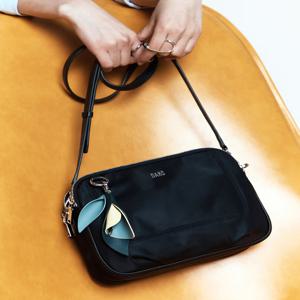 [MISTY FLOWER] 블랙 플라워 참장식 나일론 크로스백 DCBA6E520J