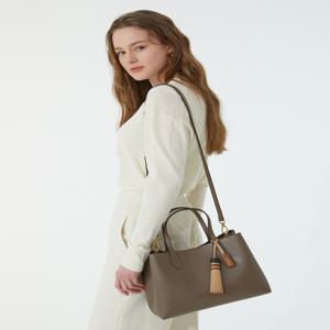 액세서리 여성 [[25SS]] WCBA5E364I3 [스테디셀러] 베이지 음각로고 소가죽 토트백