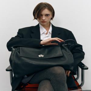 [AUBE]블랙 가죽 오브 장식 숄더백 L[16인치노트북수납가능]JABA5F100