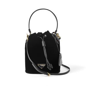 1BE067 2C7Q F0002 벨벳 트라이앵글 로고 미니 버킷 숄더백