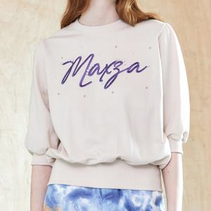 [마쟈] 레터링 진주 스터드 포인트 맨투맨 티셔츠