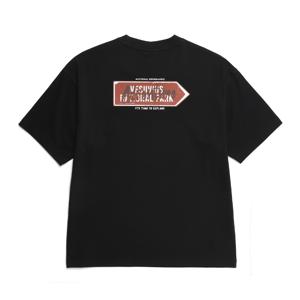 트레져 컨셉 표지판 그래픽 세미오버핏 반팔 티셔츠 CARBON BLACK N252UTS906