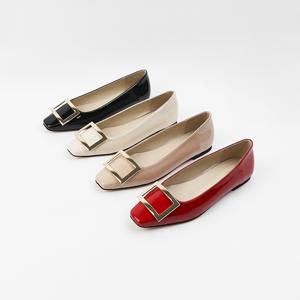 신난다슈 여성 플랫 슈즈 1cm 펌프스 구두 단화 에나멜 낮은굽 골드 AG257811