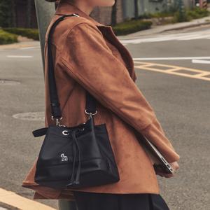 헤지스 액세서리 [[26SS]] HJBA6EE25BK [생활방수][완판재입고] 아이코닉 블랙 나일론 버킷백