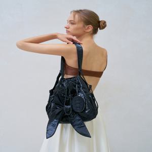 아떼 바네사브루노 액세사리 [[26SS]] AABA6E910BK [RUBAN(르봉)] 글로시 블랙 리본 백팩 겸 숄더