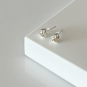 [브리치]  / 실버925 매듭 미니 스터드 은귀걸이