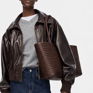 [최초가462,000]콰드로 맥시 소가죽 위빙 숄더백_PCBG260204