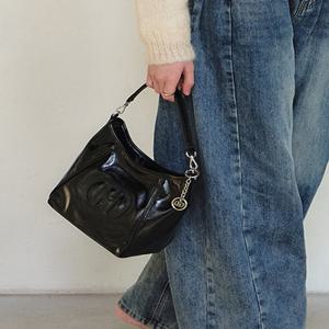 헤지스 액세서리 [[26SS]] HIBA6E524BK [선물추천][H20크링클] 시그니처 H 블랙 호보숄더백 S (롱