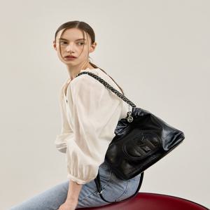 헤지스 액세서리 [[26SS]] HIBA6E541BK [선물추천][H20크링클] H패치 블랙 레더 퀼팅 실버 체인 호