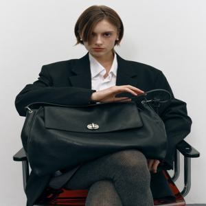 [질스튜어트] [26SS][AUBE] 블랙 가죽 오브 장식 숄더백 L JABA6E100BK