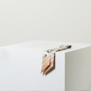 [헤지스] 핑크 플라워프린트 실크 스카프 [HISC5E380P2]