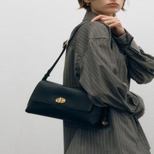 [질스튜어트] 블랙 가죽 오브 장식 숄더백 M  JABA5F101BK