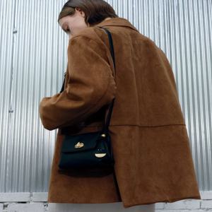 [질스튜어트] [25FW] 블랙 가죽 오브 장식 크로스백 S JABA5F102BK