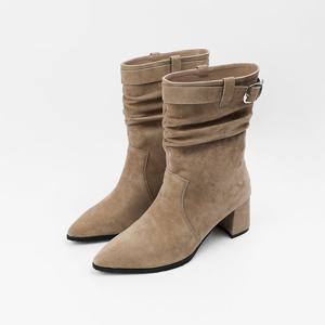 [신난다슈] 여성 앵클 부츠 힐 6cm 숏 앵글 부츠 소가죽 스웨이드 통굽 버클 BS25109 카키