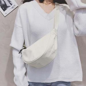 멋스러운 반달 쉐입 연출 베이직 미니사이즈 크로스백