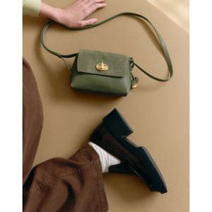 JABA6E132E2  AUBE 가죽 이태리스웨이드콤비 오브 장식 크로스백 S 마차그린