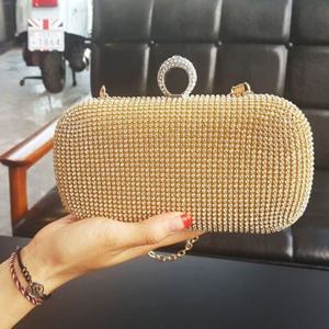 럭셔리 코디에 어울리는 고급 큐빅 클러치백