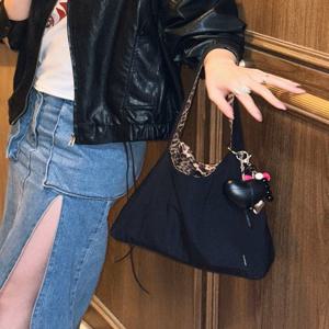 [질스튜어트] [25SS]블랙 나일론 원단 리버서블 숄더백 M JABA5E011BK