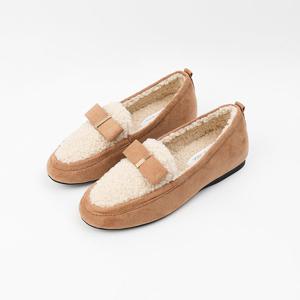[신난다슈]여성 털 로퍼 단화 1cm 리본 모카신 플랫 슈즈 뽀글이 스웨이드GDR253043베이지