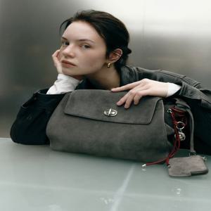 [질스튜어트] 이태리스웨이드 오브장식 숄더백 다크그레이 JABA6E115