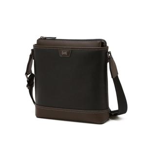 [인기신상] [DBBA6E042BK] 블랙 로고장식 소가죽 크로스백