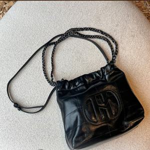 [헤지스] 블랙 레더 퀼팅 실버 체인 호보 숄더백 M HIBA6E541BK