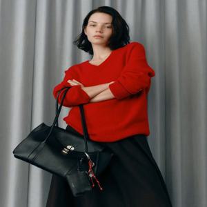 [질스튜어트] [26SS][AUBE] 가죽 오브 장식 롱숄더 M 블랙 JABA6E104BK