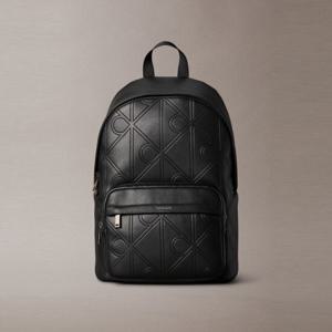 [캘빈클라인 진]남성 라지 엠보스드 엠블럼 슬림 스퀘어 백팩 4D3328G-UB1