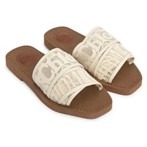 25SS 우디 레이스 스트랩 플랫샌들 CHC21U188D2 6J1