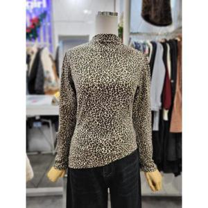 밸리걸 세이브존01 모크넥 언발 레오파드 티셔츠 220920