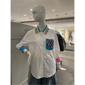 르니앤맥코이 카라배색 리본브로치 주머니 블라우스 (MN05BL013HJZ)