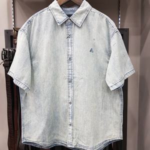 [버커루]B252Z0010P - 유니 루즈핏 가슴자수 데님 반팔 셔츠_GN