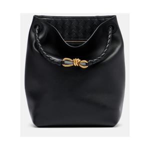 보테가베네타 Andiamo 스몰 레더 버킷 백 P01097461