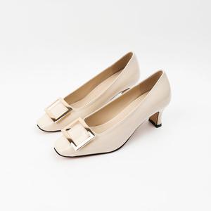 [신난다슈] 여성 구두 펌프스 힐 6cm 골드 사각장식 에나멜 사각코 미들힐 AG253330 아이보리