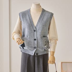 [커스텀에이블] 캣츠 포켓 V넥 니트조끼_T2601KV001A