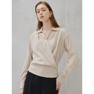[아이잗컬렉션(피)]플로우 실루엣 랩 블라우스 CS3A0BL131